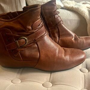 Women’s 9.5 brown ankle booties